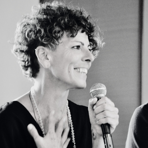 Johanna Pardo am Mikrofon